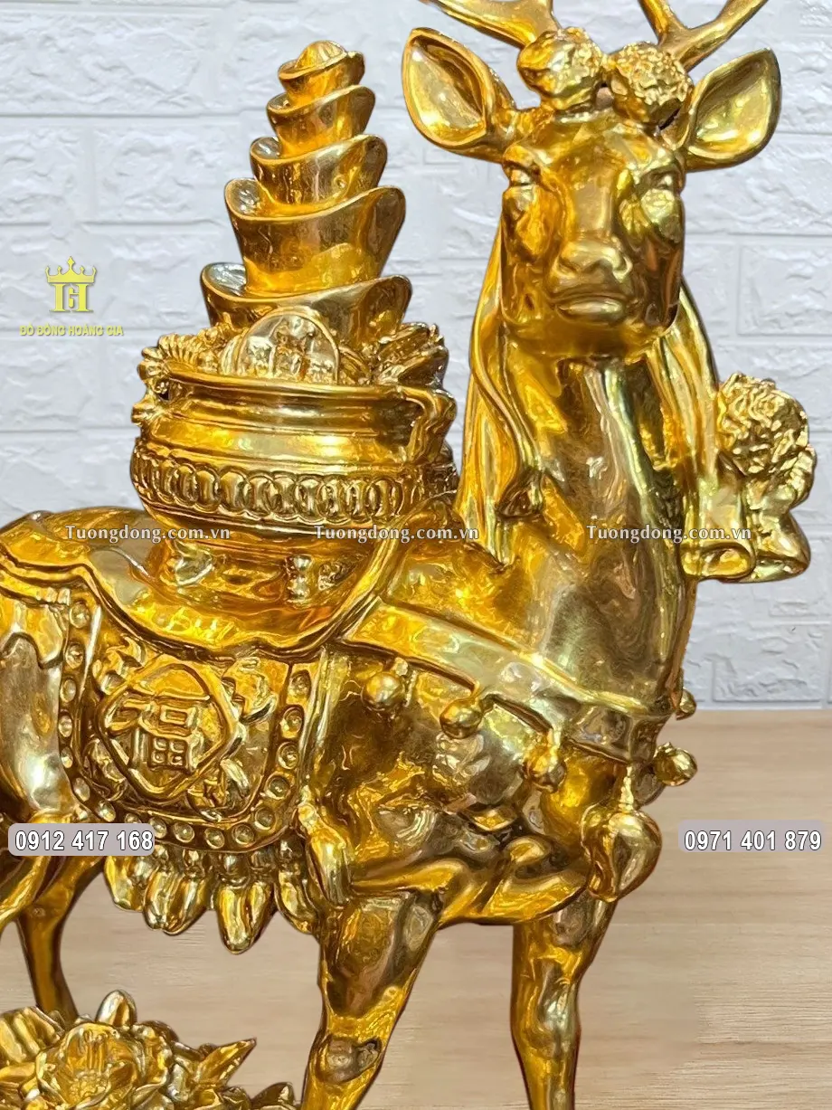 Toàn bộ bề mặt vật phẩm được dát vàng 24K sang trọng